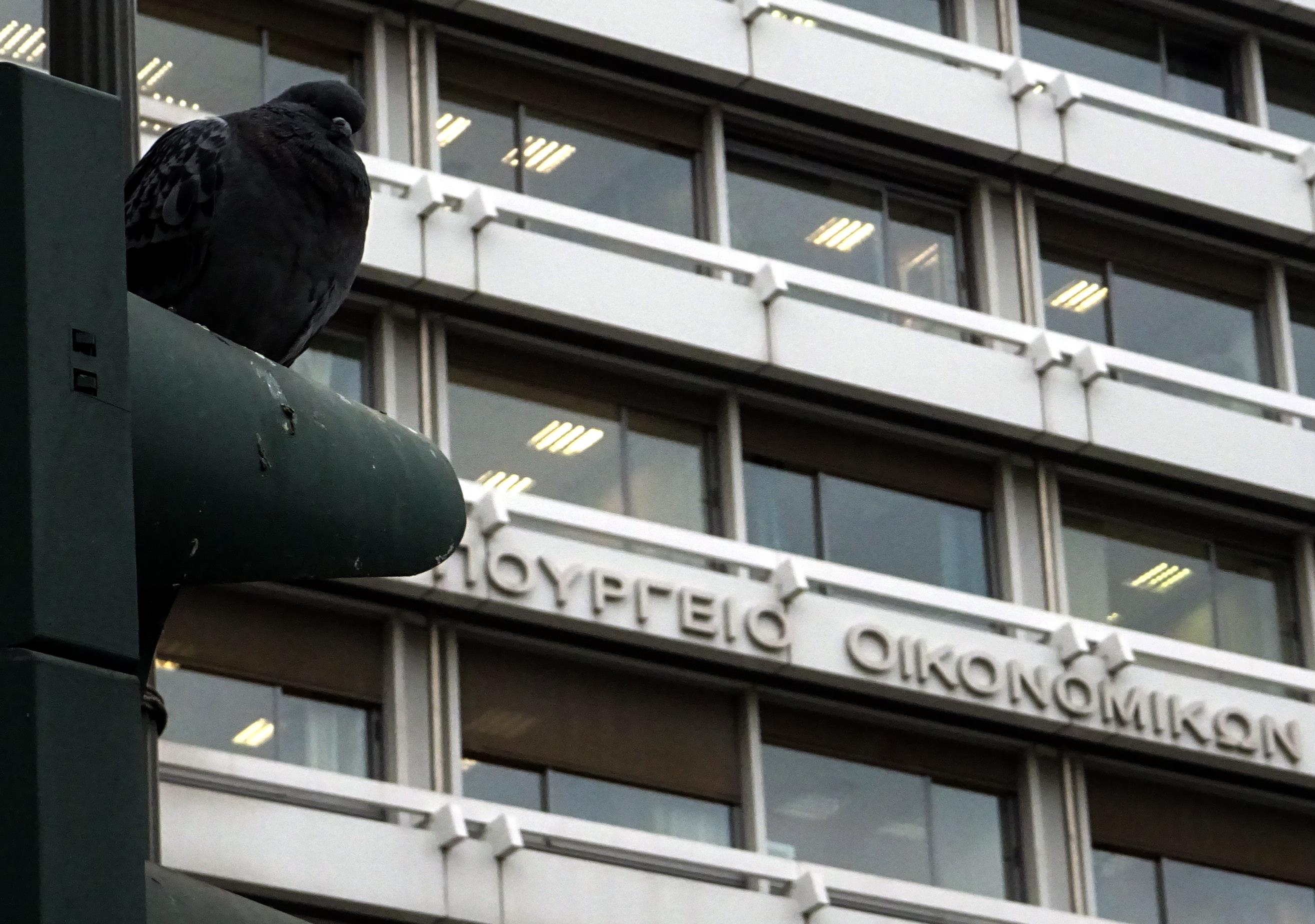 Δυσκολεύει η ένταξη και η παραμονή στη ρύθμιση των 100 δόσεων