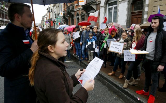 Διαδήλωση δημοσιογράφων έξω από την πρεσβεία της Πολωνίας στις Βρυξέλλες