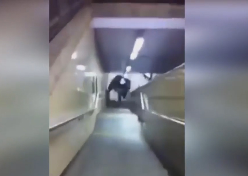 Γιόρτασαν την Πρωτοχρονιά… ρίχνοντας ένα ΙΧ στις σκάλες του μετρό