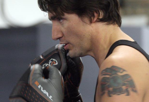 Πολιτικοί και εστεμμένοι που «χτύπησαν» τατουάζ