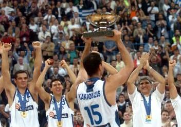 Ο Μιχάλης Κακιούζης ανακοίνωσε την αποχώρησή του από τα γήπεδα