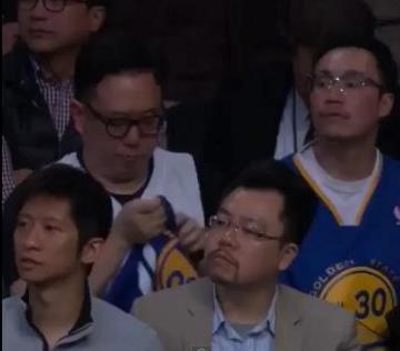 Είσαι στο γήπεδο και η ομάδα σου χάνει; Κανένα θέμα υποστήριξε την αντίπαλη