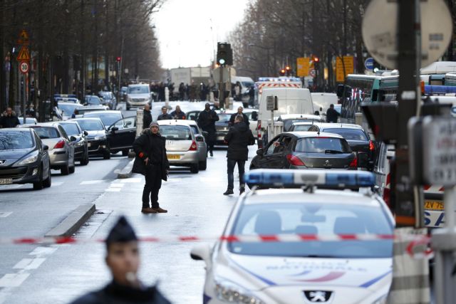 Νεκρός ένοπλος που επιχείρησε να εισβάλει σε αστυνομικό τμήμα στο Παρίσι