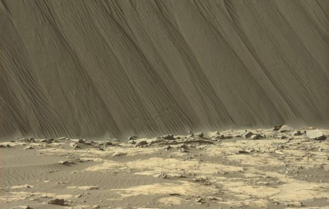Για πρώτη φορά, η NASA θαυμάζει τους πανύψηλους αμμόλοφους του Άρη