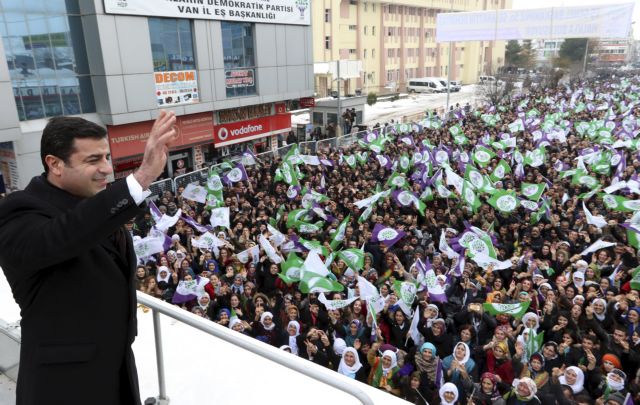 Ντεμιρτάς και Γιουκσεκντάγ επανεξελέγησαν στην ηγεσία του HDP