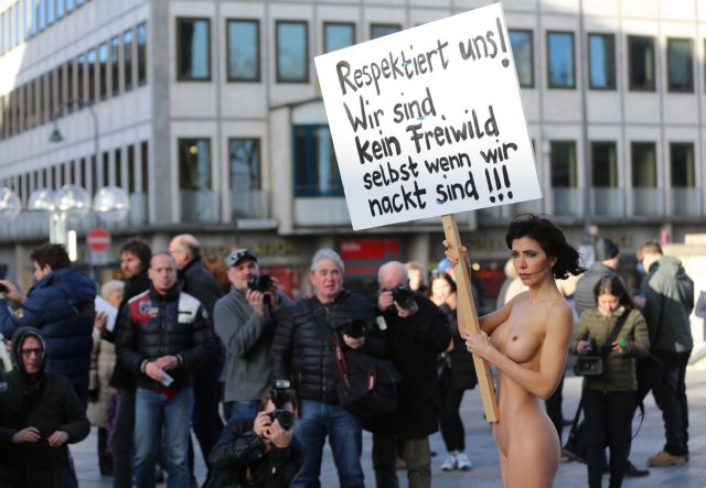 Γυμνή διαμαρτυρία στην Κολωνία κατά των σεξουαλικών επιθέσεων