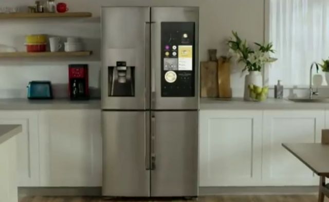 Το σύγχρονο ψυγείο έχει οθόνη αφής, κάμερες και ηχεία, λέει η Samsung
