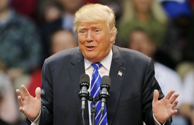 Μουσουλμάνα εκδιώχθηκε από προεκλογική συγκέντρωση του Τραμπ