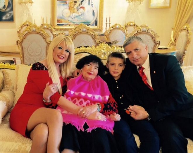 Ο Πατούλης, τα «χρυσά» σοκολατάκια και το αυτοτρολάρισμα