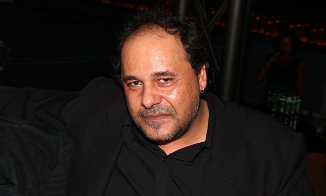 Μασκοφόροι διέκοψαν τη θεατρική παράσταση του Αλέξανδρου Ρήγα