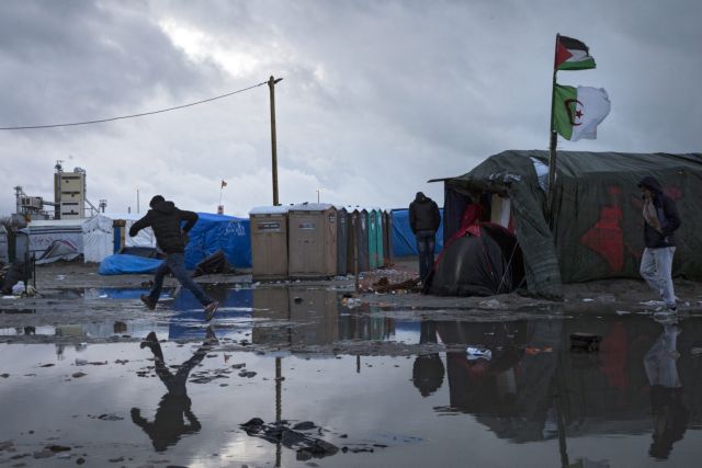 Στο εδώλιο ως «διακινητής» Βρετανός που έβγαλε 4χρονη από τη «ζούγκλα του Καλαί»