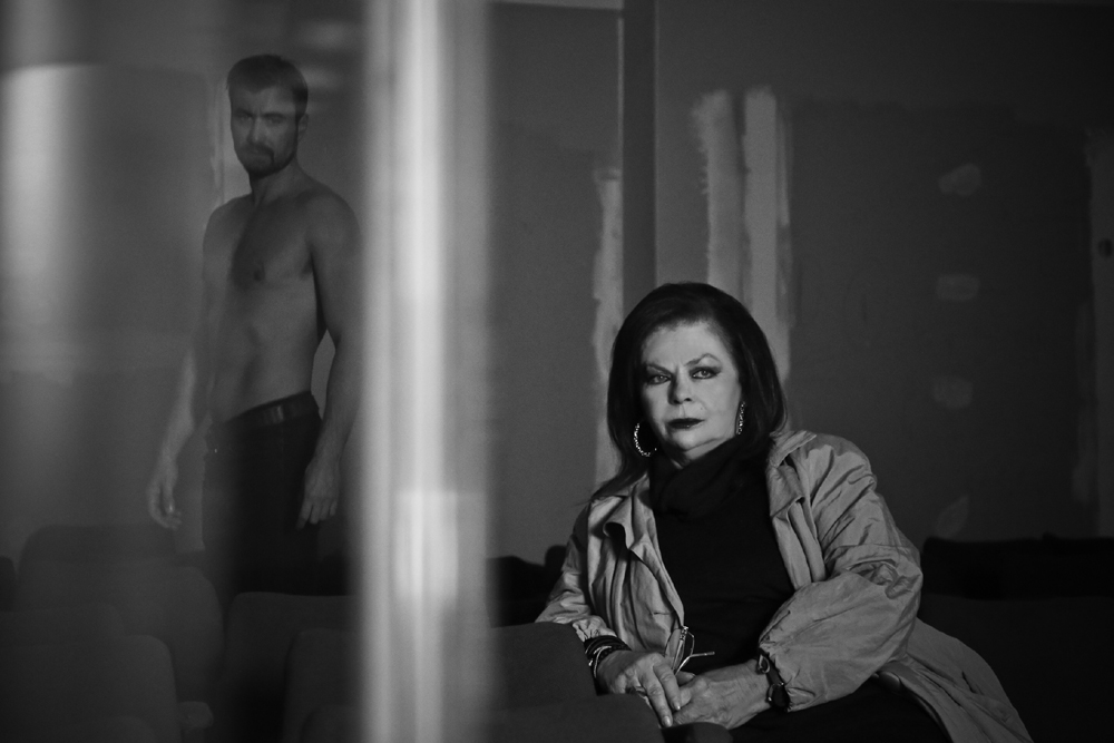 Η Νόρα Κατσέλη πρωταγωνιστεί στον «Τελευταίο επισκέπτη»