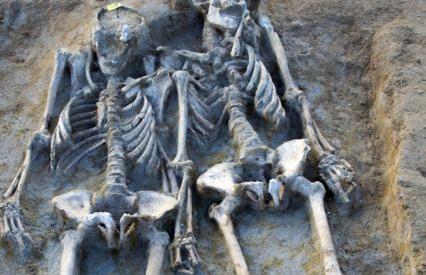 Ζευγάρι μέχρι το τέλος: Σκελετοί πιασμένοι χέρι-χέρι εδώ και 27 αιώνες