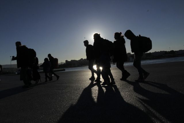Συστήνεται μητρώο εθελοντών για το προσφυγικό