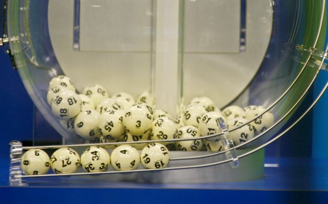 Τρία τυχερά δελτία στο Powerball του 1,6 δισ. δολαρίων