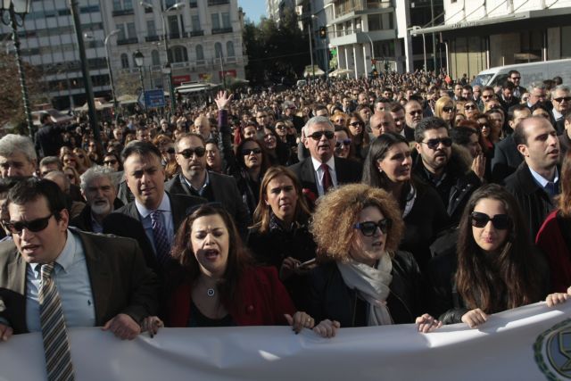 Μπαράζ κινητοποιήσεων για το ασφαλιστικό