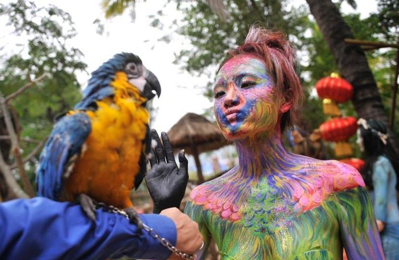 Κίνα: Μοντέλα μεταμορφώνονται σε ζώα και τριγυρνούν σε ζωολογικό κήπο