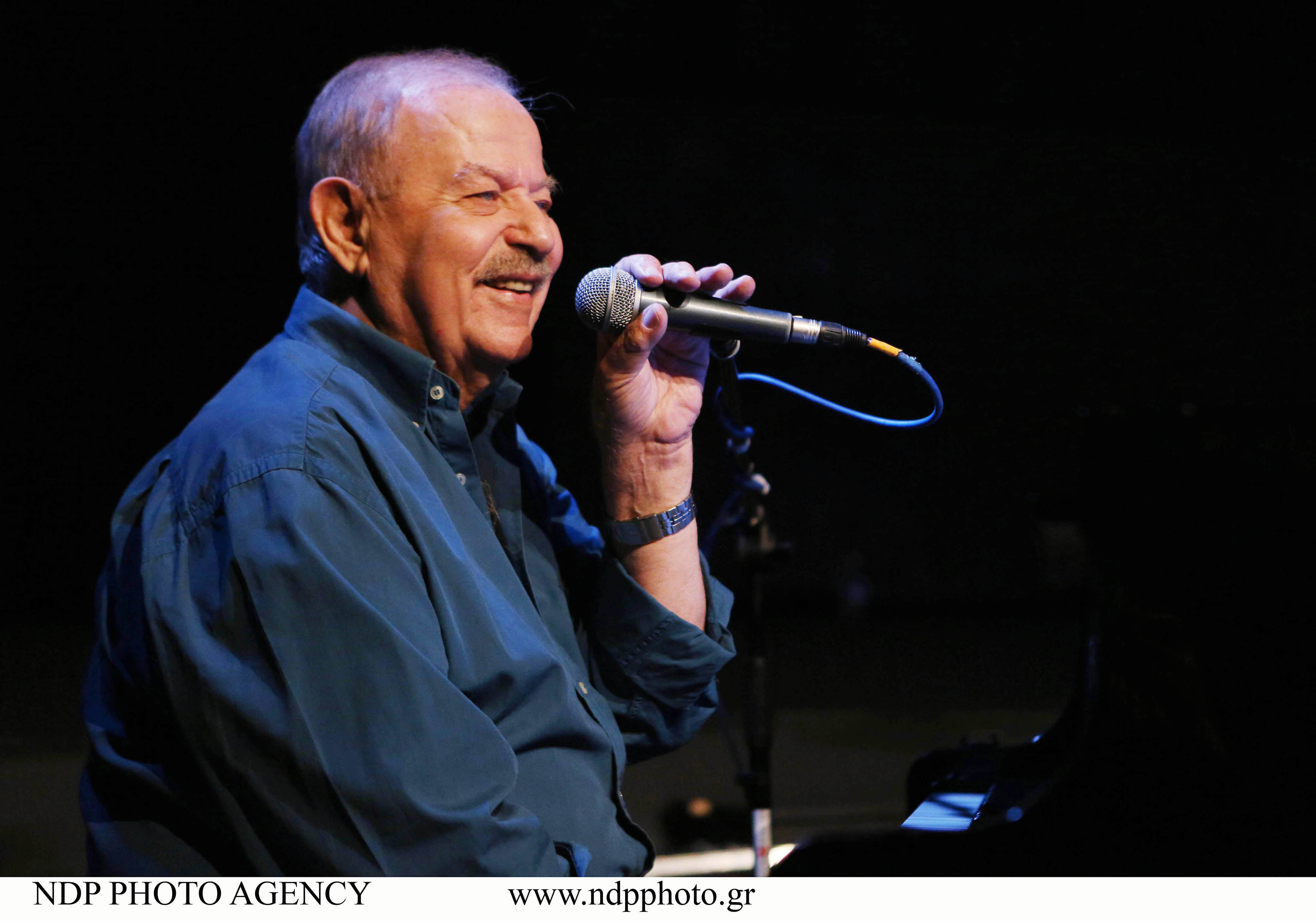 Γιάννης Σπανός: Θέλω να υπάρχουν τα τραγούδια μου και να περνώ απαρατήρητος