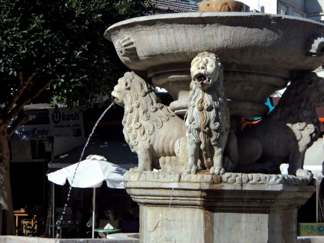 Νερό αναβλύζει και πάλι από την περίφημη Κρήνη των Λιονταριών στο Ηράκλειο