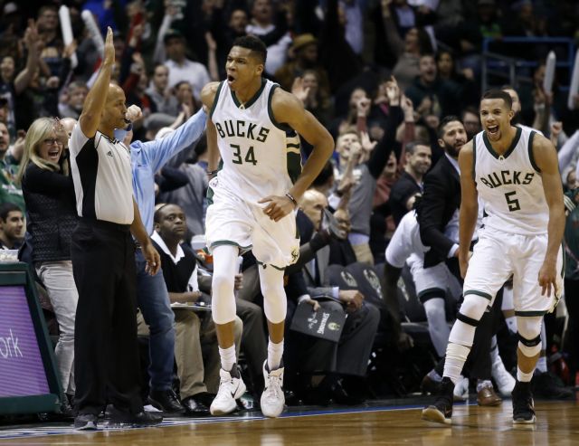 Σούπερ Αντετοκούνμπο κέρδισε τους Χοκς στην παράταση