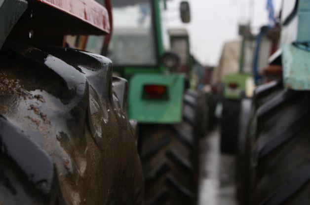 Αυξάνονται τα τρακτέρ στο μπλόκο του Προμαχώνα