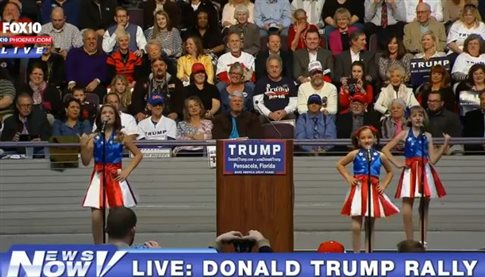 Μικρές μαζορέτες με πατριωτικές κορώνες στην υπηρεσία του Ντόναλντ Τραμπ