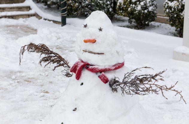 Εξασθενούν τα έντονα καιρικά φαινόμενα, παραμένει το τσουχτερό κρύο