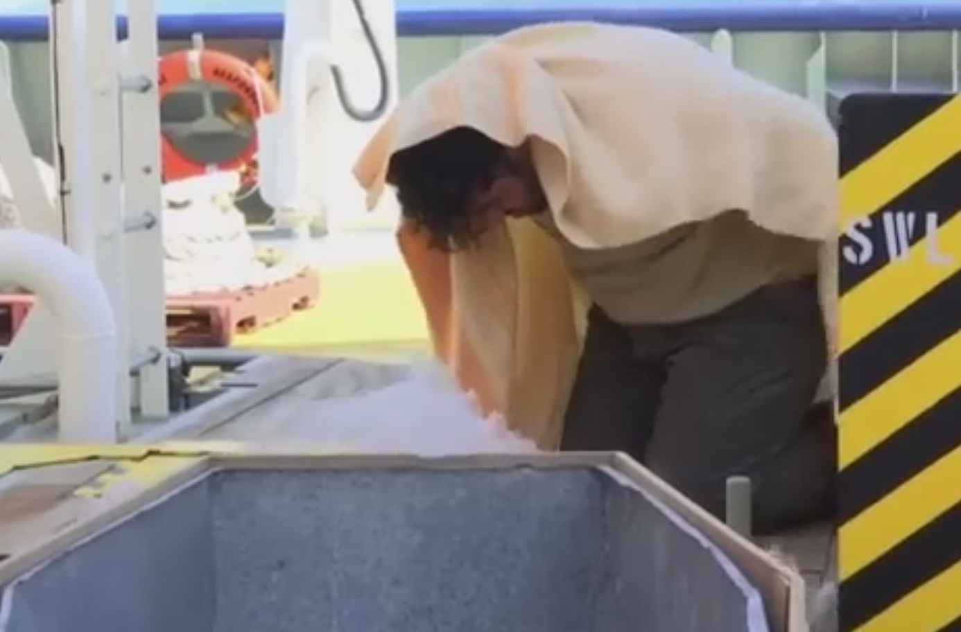 Οι λιμενικοί βάζουν τούρκο δουλέμπορο να δει τις σορούς νεκρών παιδιών