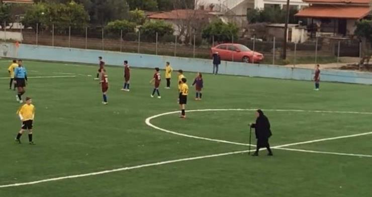 Γιαγιά «μπούκαρε» σε γήπεδο και διέκοψε αγώνα ποδοσφαίρου