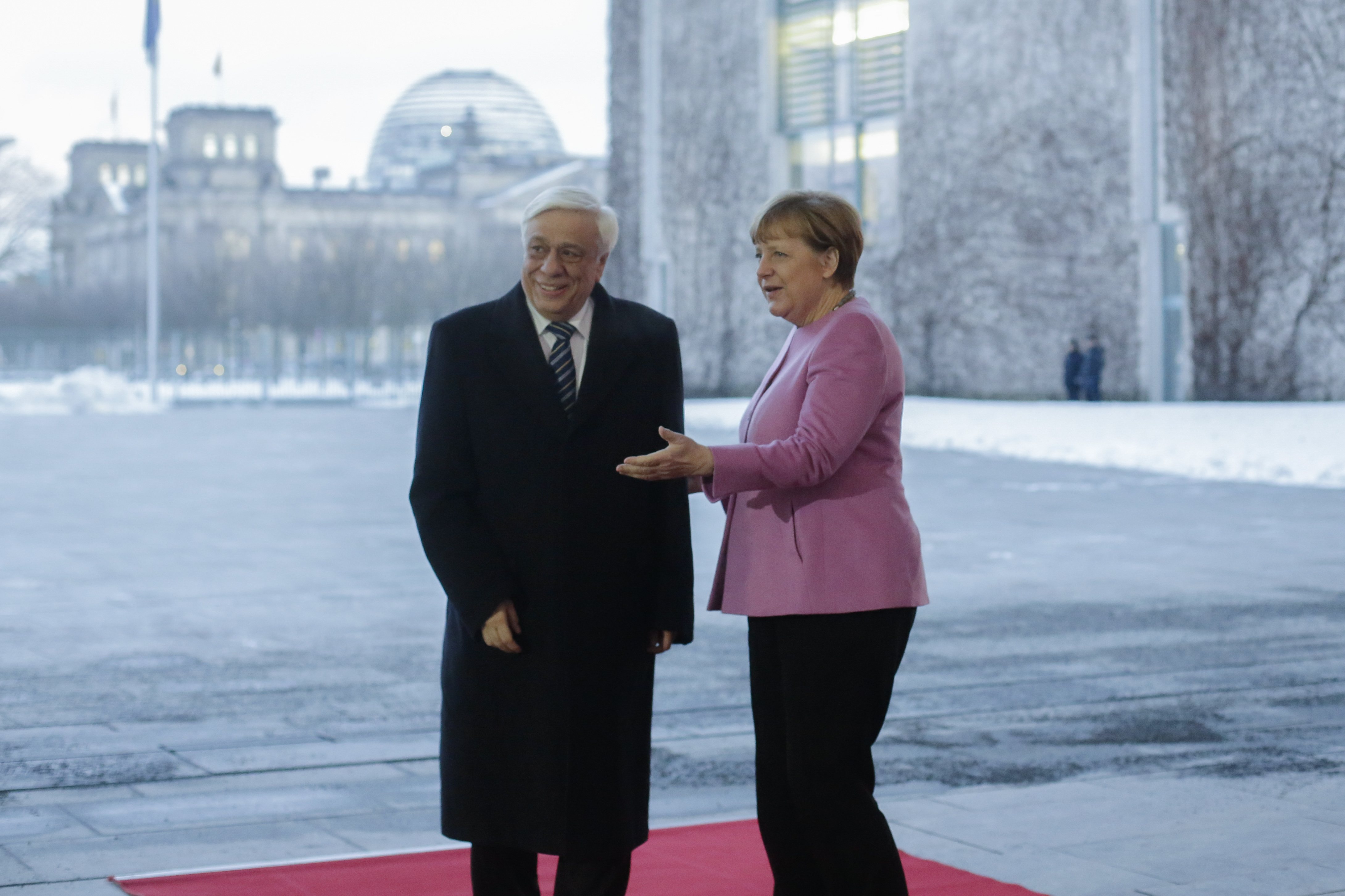 Θα τηρήσουμε τις δεσμεύσεις μας, το μήνυμα Παυλόπουλου προς Μέρκελ