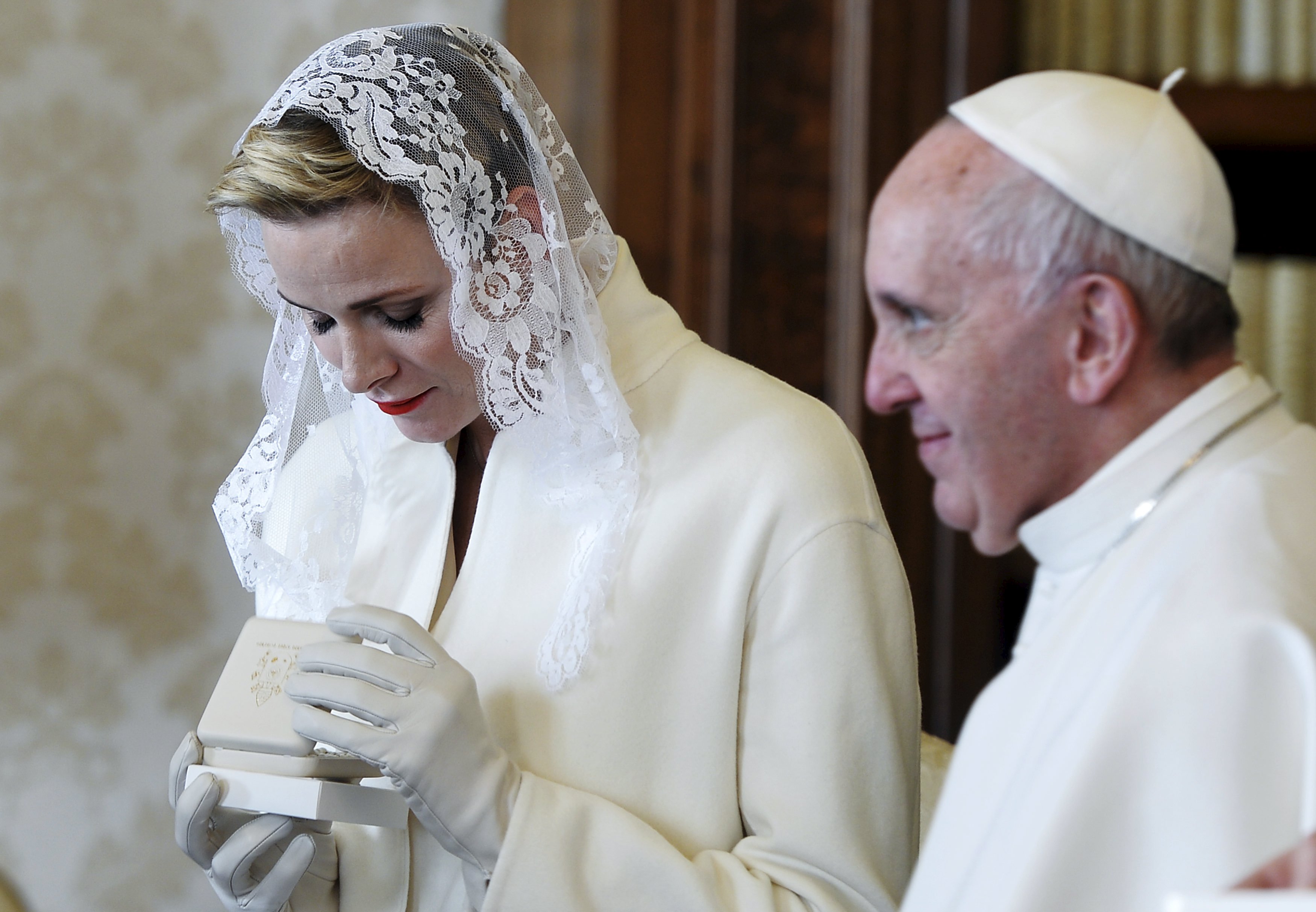 Ενώπιον του Πάπα: Μόνο επτά γυναίκες επιτρέπεται να φορέσουν λευκό πέπλο