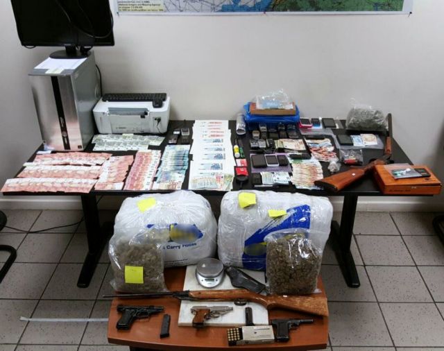 Ναρκωτικά και πλαστά χαρτονομίσματα διακινούσαν τρεις οργανώσεις που εξαρθρώθηκαν
