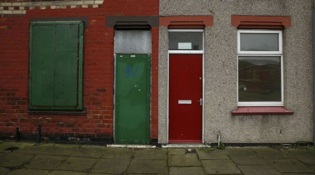 «Σημαδεύει» βρετανική πόλη τα σπίτια προσφύγων με κόκκινες πόρτες;