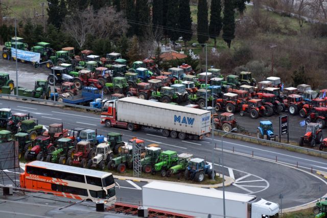 Μετωπική σύγκρουση κυβέρνησης-αγροτών, μπλόκα σε όλη τη χώρα