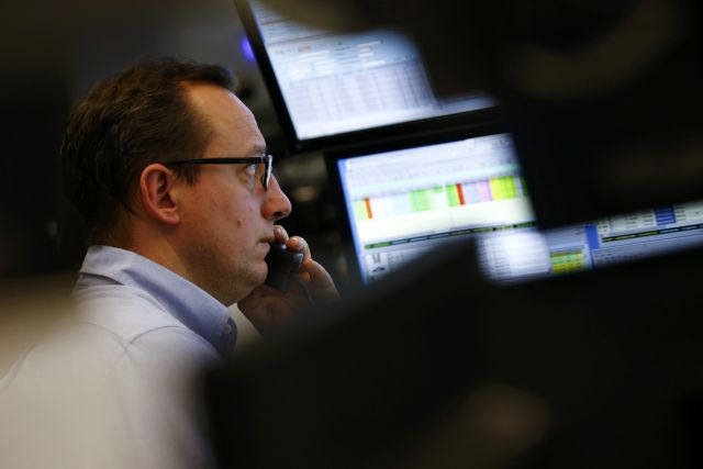 Πέφτουν οι αποδόσεις των ελληνικών ομολόγων μετά την αναβάθμιση από S&P’s