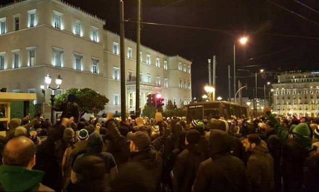 Οπαδοί του Παναθηναϊκού στη Βουλή με συνθήματα κατά Κοντονή