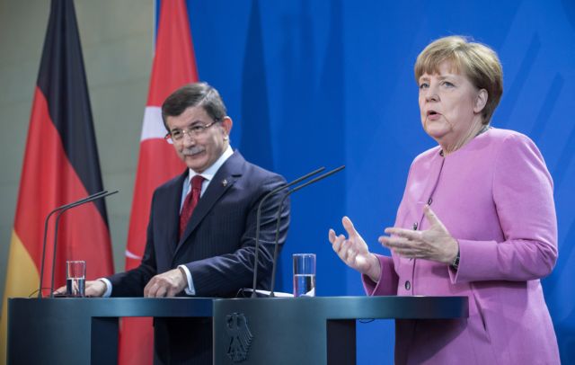 Διαβεβαιώσεις Νταβούτογλου προς Μέρκελ για προσφυγικό και δώρο η βίζα