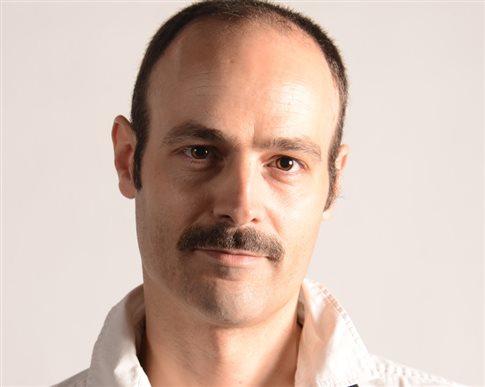 Ο ισπανός συγγραφέας που εμπνεύστηκε από επεισόδια σε διαδηλώσεις