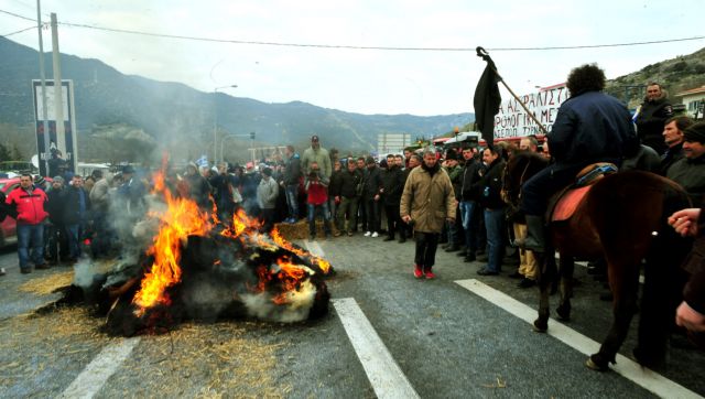 Ενισχύονται τα μπλόκα των αγροτών σε όλη την Ελλάδα