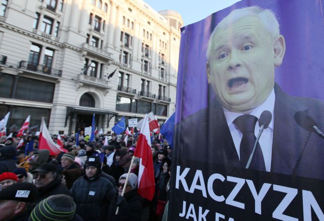 Χιλιάδες Πολωνοί στους δρόμους κατά της συντηρητικής κυβέρνησης