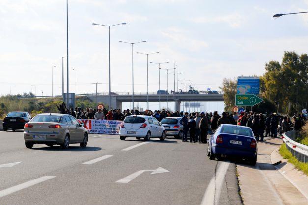 Αγρότες και κτηνοτρόφοι της Αρτας κλείνουν ξανά την εθνική οδό