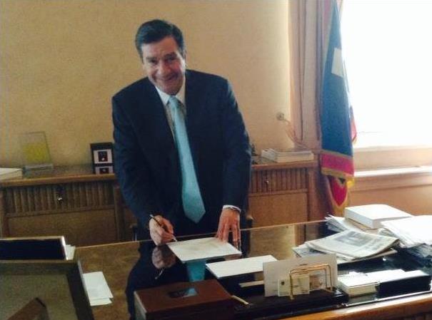 Το πρώτο σύμφωνο συμβίωσης ομόφυλου ζευγαριού υπέγραψε ο Γ.Καμίνης