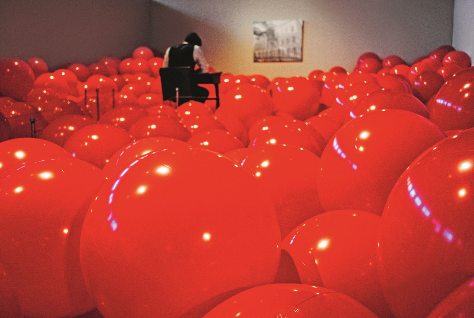 Η διάσημη εικαστικός Κάντι Τσανγκ στη Στέγη με το «σχολείο του μέλλοντος»