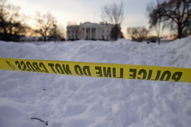 Σε «παράλυση» από το χιόνι η Ουάσιγκτον, πάνω από 30 οι νεκροί