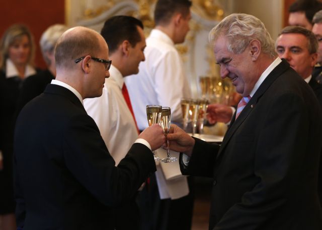 Τσέχος πρόεδρος κατά πρωθυπουργού: «Για να φύγει, εκλογές ή καλάσνικοφ»…