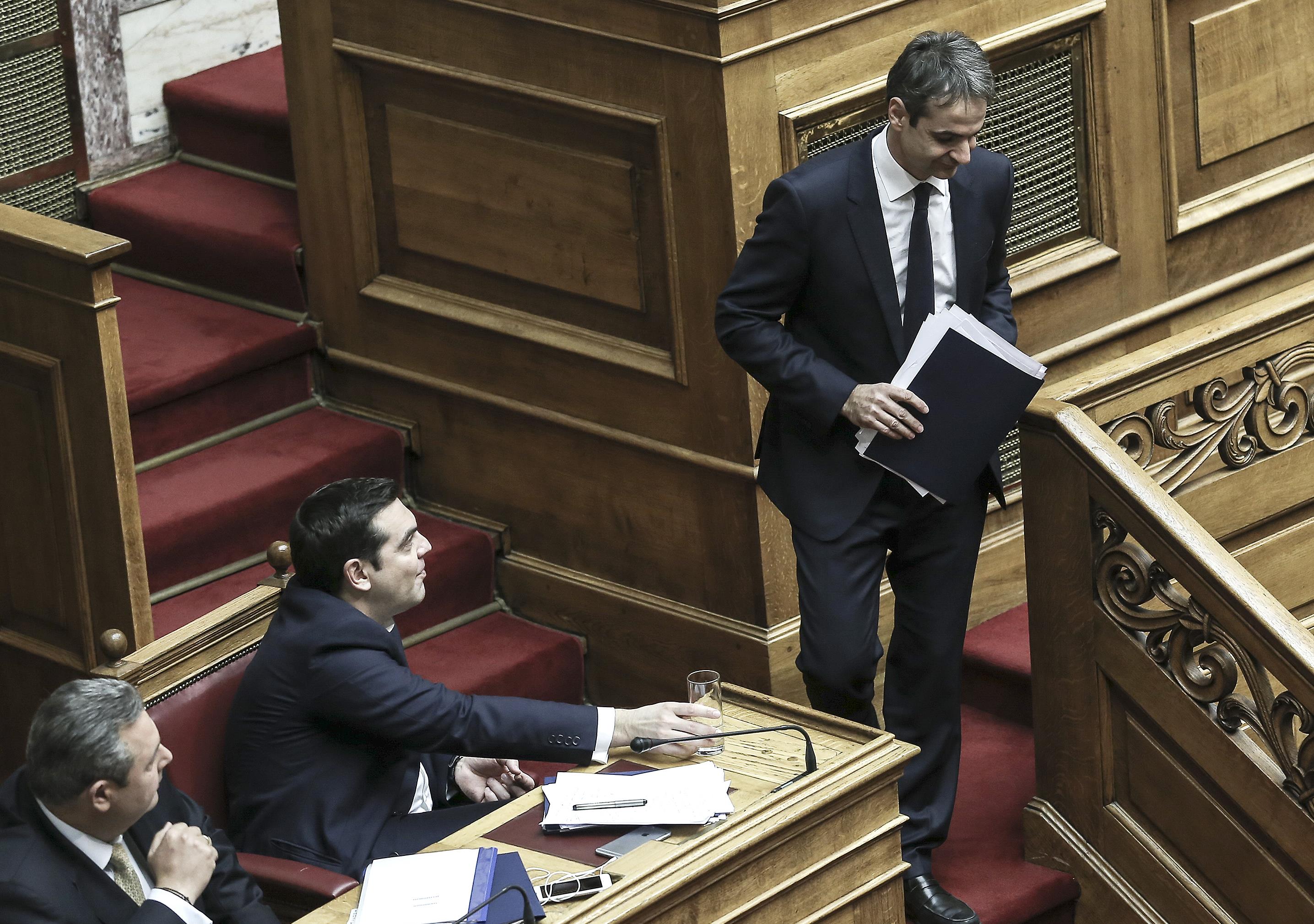 Σκληρό ροκ στη Βουλή για ασφαλιστικό και κομματικό κράτος