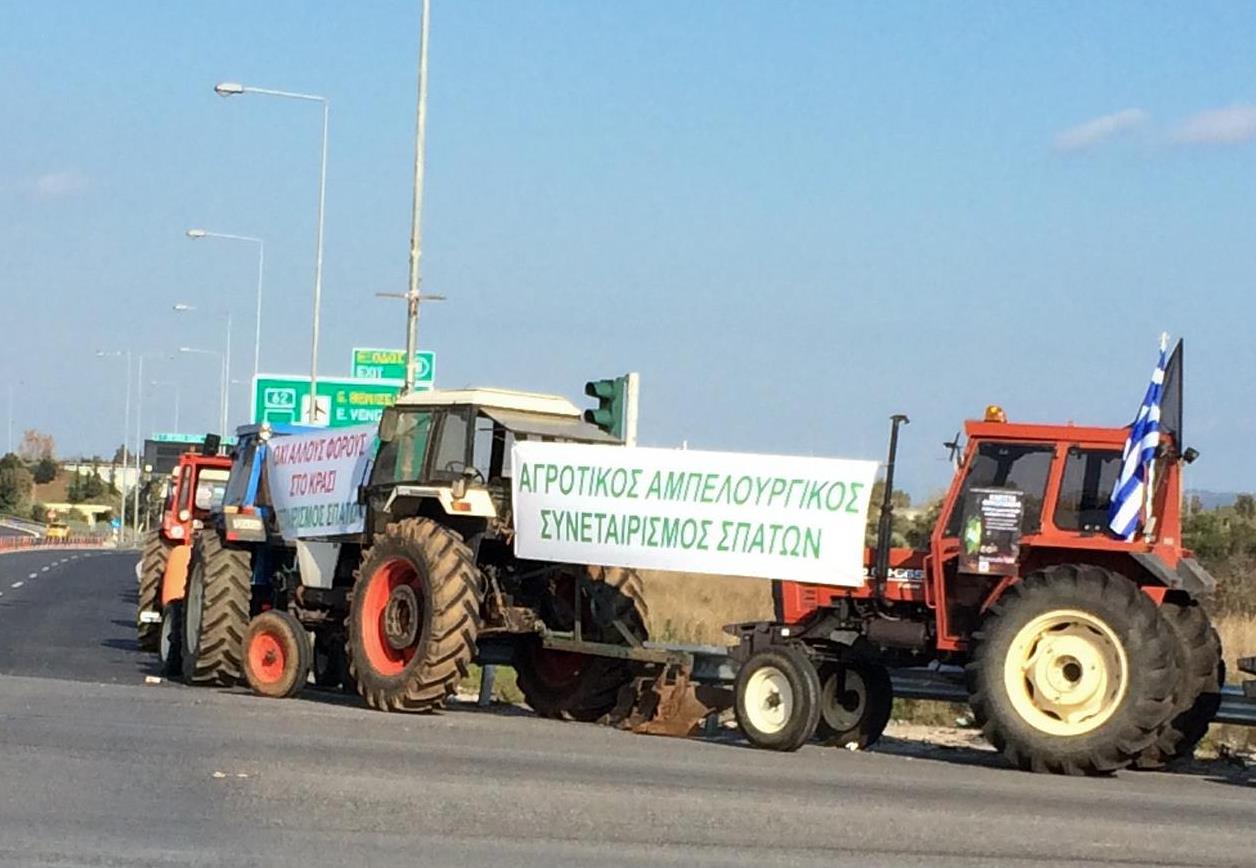 Τρακτέρ και στους δρόμους της Αττικής – Απειλούν να αποκλείσουν το αεροδρόμιο