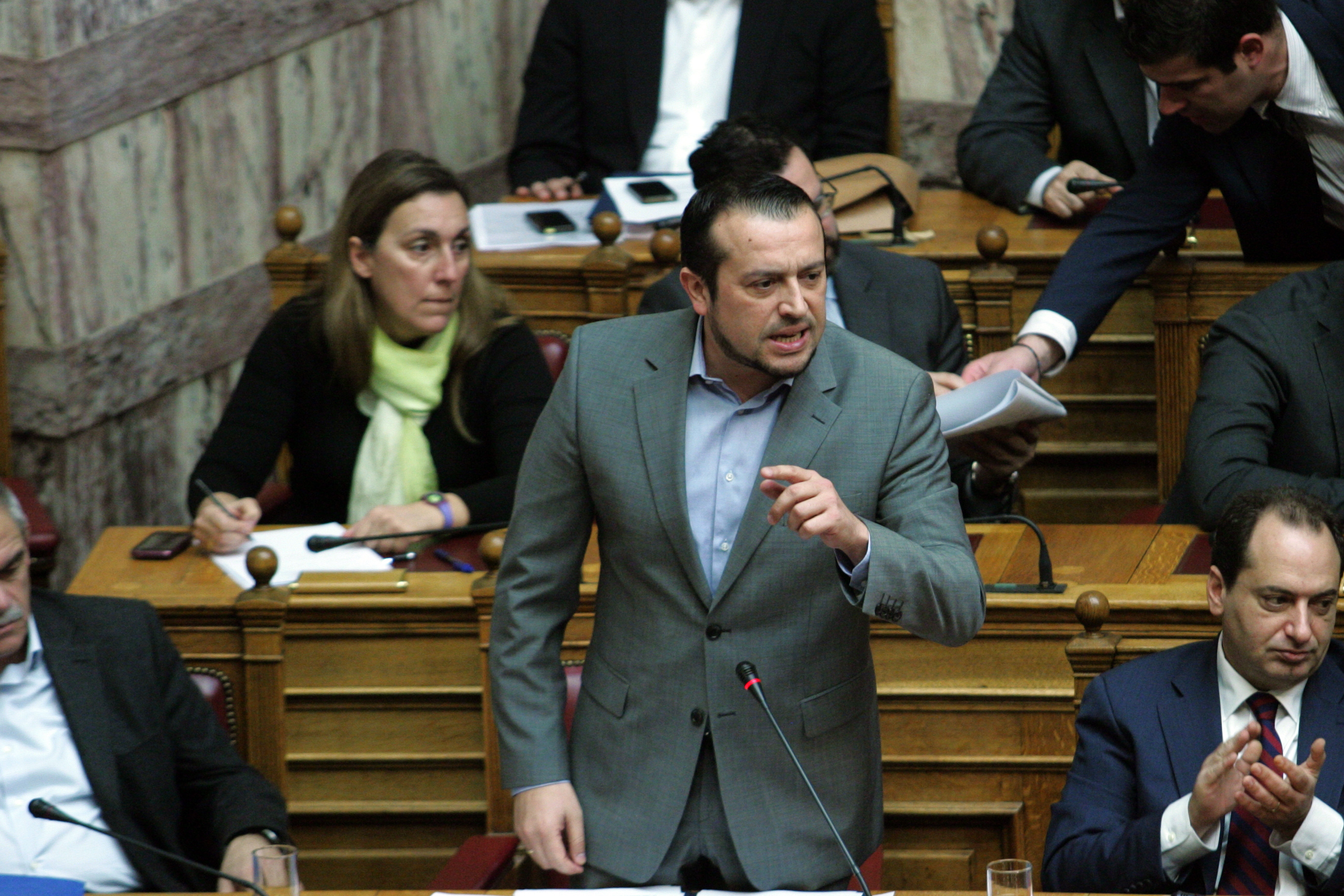 Πέρασε η τροπολογία Παππά για τις τηλεοπτικές άδειες