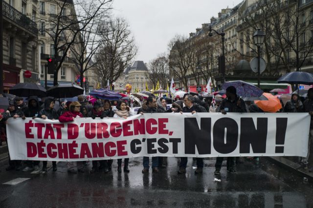 Γαλλία: Διαδηλώσεις κατά των έκτακτων μέτρων και του νόμου για την υπηκοότητα