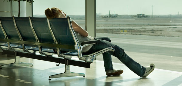 Παλμικό φως κατά του jet lag προτείνουν αμερικανοί επιστήμονες